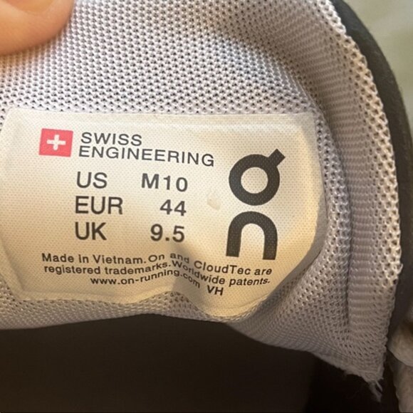 On Cloud Running Shoes - Picture 2 of 11